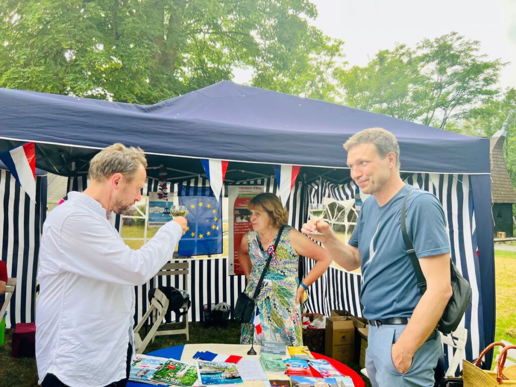 Anstoßen am Stand der deutsch-französischen Gesellschaft auf dem Europasfest